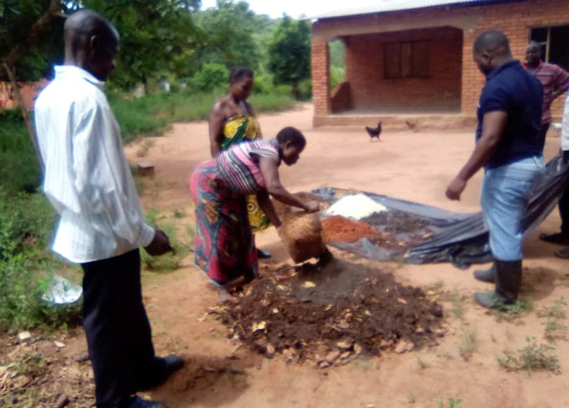 A demonstration of bokashi-making on the Kawiya Estate.