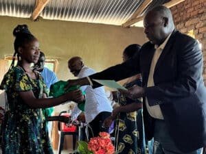 Certificates and commemoraitve t-shirts were awarded by the 
paramount chief of Traditional Authority Malenga Mzoma.